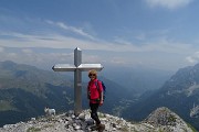 54 Alla croce anticima est di Corna Piana (2226 m) con vista sulla Valcanale